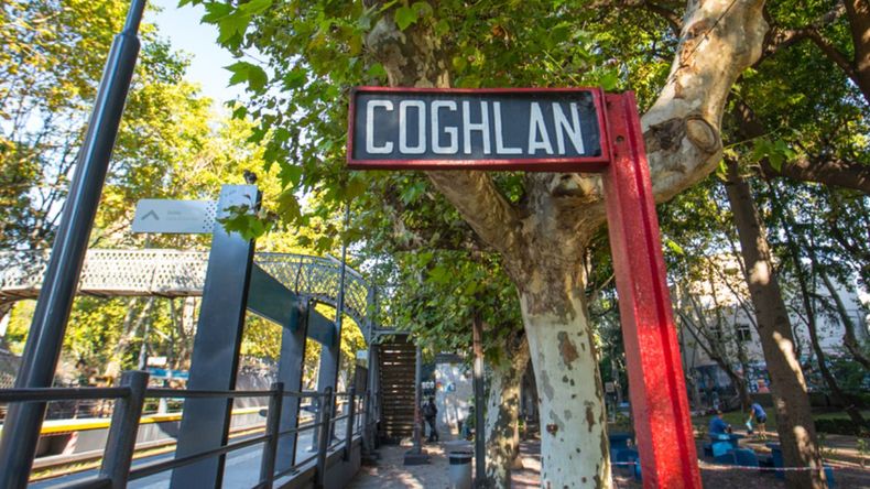 Coghlan se distingue por su impronta británica, calles adoquinadas y la emblemática estación del Ferrocarril Mitre, declarada Monumento Histórico Nacional.