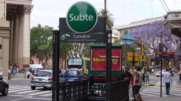La estación se encuentra en Plaza de Mayo, junto a la Catedral Metropolitana.