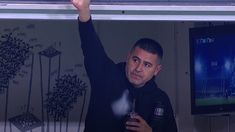 Riquelme saluda a la hinchada. Riquelme saluda a la hinchada.