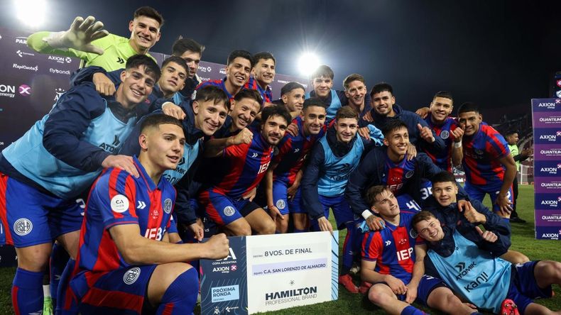 El plantel de San Lorenzo posa con el boleto a los octavos de final.