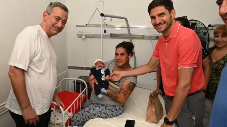 Teo fue el primer bebé nacido en Rosario y recibió la visita de gobernador Maximiliano Pullaro e intendente de Rosario, Pablo Javkin