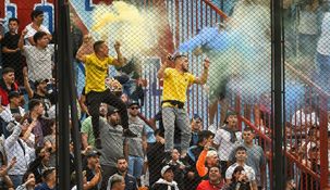 Algunos fanáticos hasta encendieron bengalas en la tribuna.
