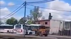 Le chocaron la camioneta y se vengó destruyendo cuatro colectivos con un tractor, Le chocaron la camioneta y se vengó destruyendo cuatro colectivos con un tractor,