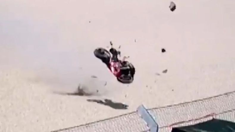 La moto del español Pedro Acosta ya salió volando.