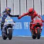 Los hermanos Márquez se saludan en el último GP de MotoGP en Termas de Río Hondo, en 2025.