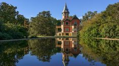 El castillo de estilo francés rodeado de jardines y bosques.