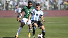 Julián Álvarez intenta ante la marca de Jusino. Julián Álvarez intenta ante la marca de Jusino.