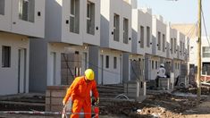 El Gobierno eliminó programas de vivienda y delegó en provincias y municipios el avance de la obra pública relacionada.