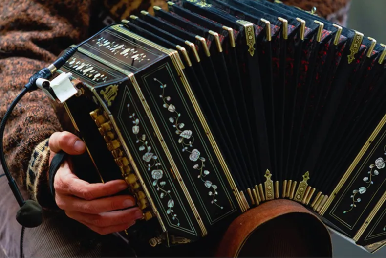 El bandoneón es de origen alemán pero fue apropiado por el tango.