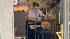 Rodríguez Simón tomando un café en Uruguay. Ahora le negaron el pedido para ser refugiado político.