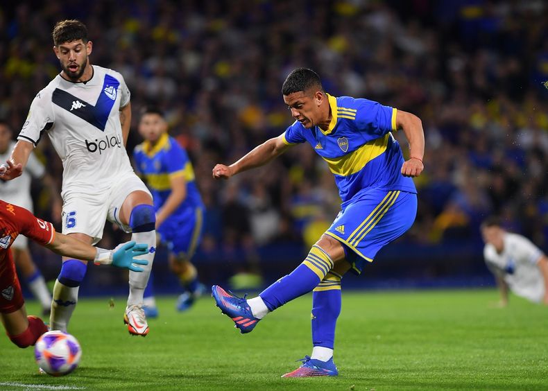 Morales define ante Burián, arquero de Vélez.