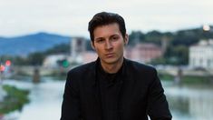 Durov, de 39 años y con doble nacionalidad franco-rusa, estaba acompañado por su guardaespaldas y una mujer en el momento de la detención. Durov, de 39 años y con doble nacionalidad franco-rusa, estaba acompañado por su guardaespaldas y una mujer en el momento de la detención.