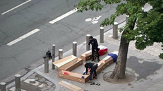 Este hecho en la Torre Eiffel se suma a los grafitis de manos rojas en el Memorial de la Shoah en París. Este hecho en la Torre Eiffel se suma a los grafitis de manos rojas en el Memorial de la Shoah en París.