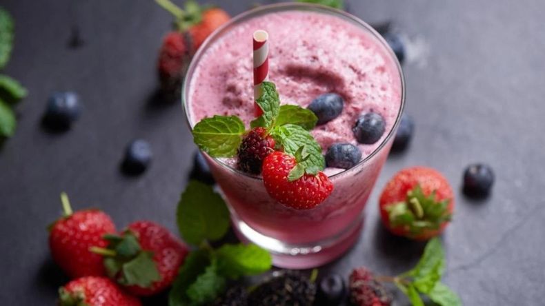 Tanto el yogurt como los frutos rojos son ricos en fibra, lo que contribuye a regular el tránsito intestinal y promover una digestión saludable.