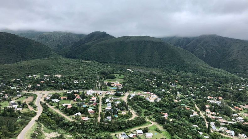 Para descubrir los encantos de esta localidad, es necesario llegar primero a San Fernando del Valle de Catamarca, donde se ubica el aeropuerto Felipe Varela, a pocos kilómetros de distancia.