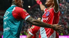 Los jugadores del club de La Paternal festejaron ante su gente. Los jugadores del club de La Paternal festejaron ante su gente.