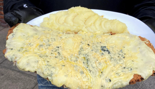 Milanesa cuatro quesos, uno de los clásicos de la parrilla Jazmín. Milanesa cuatro quesos, uno de los clásicos de la parrilla Jazmín.