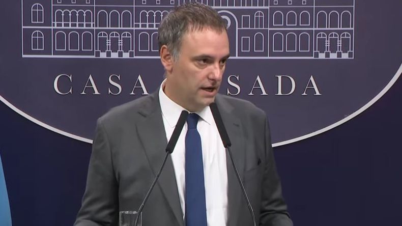 El vocero Manuel Adorni realizó el anuncio en conferencia de prensa. 