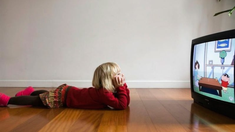 Cuando su padre le regala una extraña pelota verde, Dicky descubre que el obsequio es en verdad un extraterrestre con poderes fuera de este mundo, describe la sinopsis oficial. Cuando su padre le regala una extraña pelota verde, Dicky descubre que el obsequio es en verdad un extraterrestre con poderes fuera de este mundo, describe la sinopsis oficial.