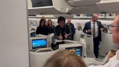 El presidente Javier Milei en el momento de embarcar rumbo a la Argentina.