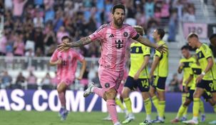 Lionel Messi festeja su gol número 872 en toda su carrera. Lionel Messi festeja su gol número 872 en toda su carrera.