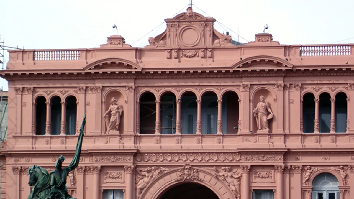 Cercado por el escándalo de las coimas, el Gobierno convocó a una reunión de urgencia en la Casa Rosada