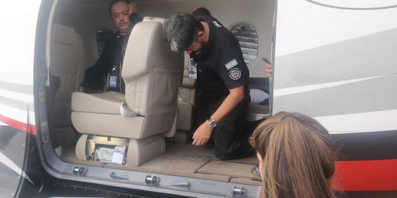 Los dólares estaban ocultos bajo los asientos del avión.