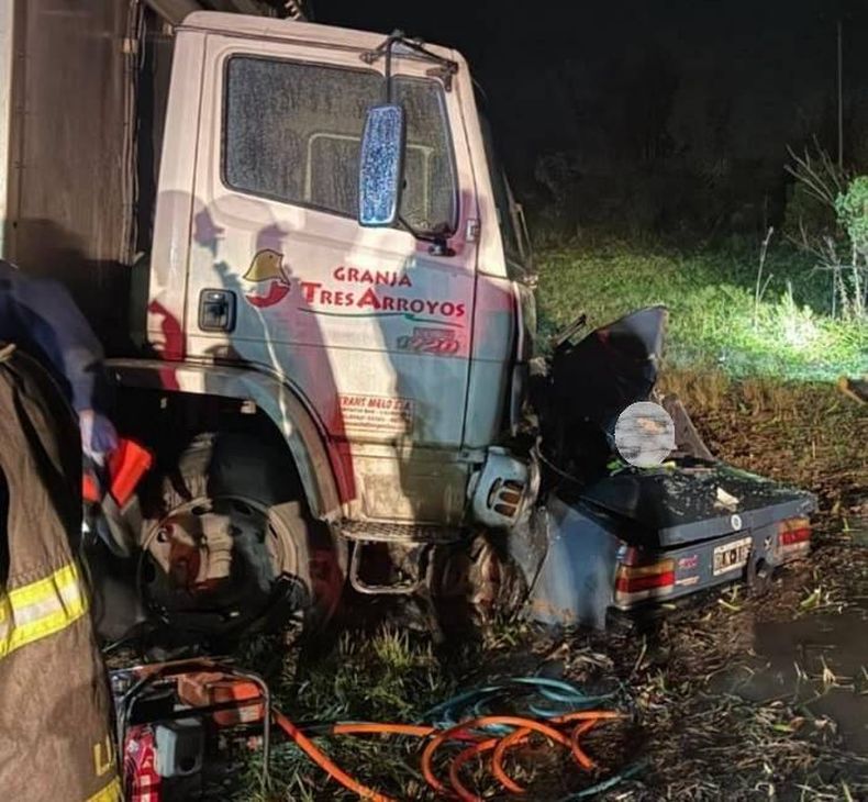Impactante imagen del choque entre un camión y un auto en ruta 192.