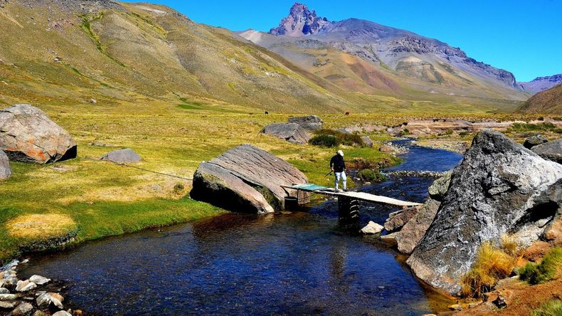 Este oasis termal, ubicado a los pies del cerro Campanario, ofrece a los visitantes una experiencia rejuvenecedora en un entorno natural excepcional.  
