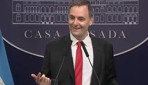 Adorni le realizó un desubicado comentario a un periodista.