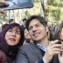 Axel Kicillof con vecinas de Lomas de Zamora.