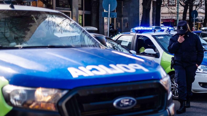 Un hombre mató a su novia de 25 puñaladas y se clavó una cuchilla delante de la Policía