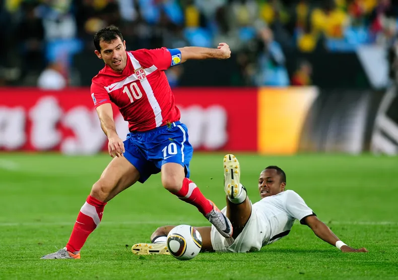 Stankovic portando la 10 y el brazalete de capitán de Serbia en Sudáfrica 2010.