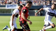 El Lobo y la Lepra se enfrentaron en La Plata, en un duelo de necesitados. El Lobo y la Lepra se enfrentaron en La Plata, en un duelo de necesitados.