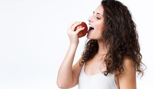 Los motivos por los que comer una manzana después de cenar es bueno.