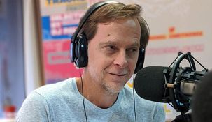 El periodista y la joven se mostraron muy juntos y sonrientes entre la multitud de fanáticos. El periodista y la joven se mostraron muy juntos y sonrientes entre la multitud de fanáticos.