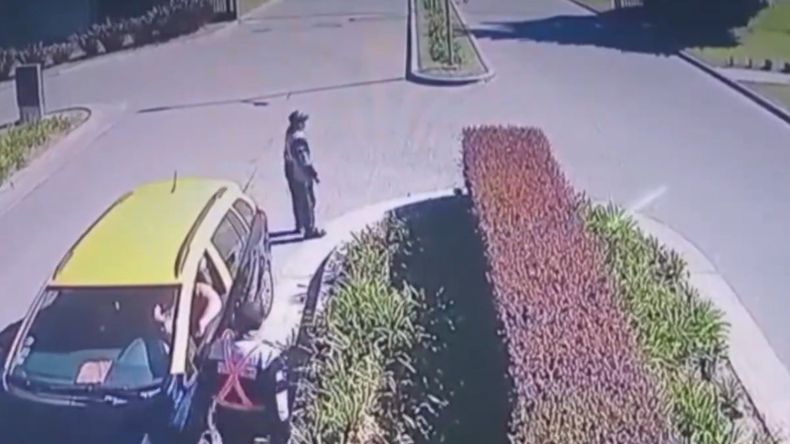 Una pareja rusa pidió un auto por una aplicación y el chofer les robó todo.