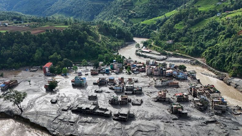Una vista de dron muestra el lodo cubriendo edificios y casas tras las devastadoras inundaciones en Trishuli