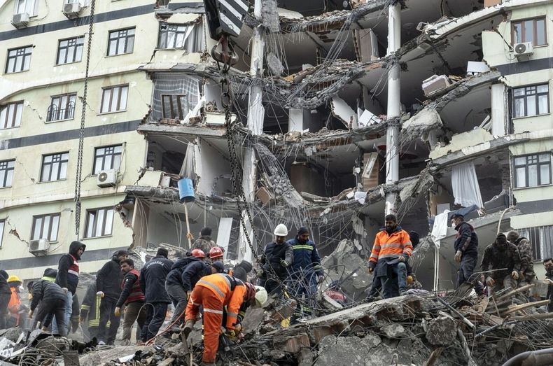 Murió una niña y 69 personas sufrieron heridas por un sismo en Turquía.