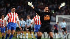 Chilavert, un viejo conocido del fútbol argentino, el segundo más goleador. Chilavert, un viejo conocido del fútbol argentino, el segundo más goleador.