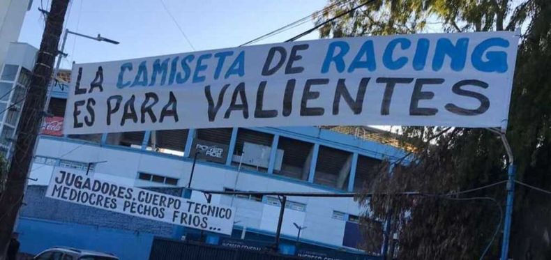 Las inmediaciones de la cancha de Racing amanecieron con pasacalles contra el plantel y el cuerpo técnico.