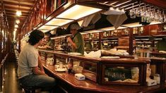 El Café Paulin exhibe con orgullo su reputación a través de un letrero que proclama: Los mejores sándwiches de Buenos Aires desde 1988 El Café Paulin exhibe con orgullo su reputación a través de un letrero que proclama: Los mejores sándwiches de Buenos Aires desde 1988