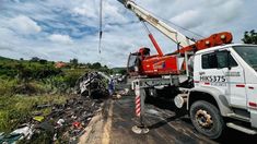3 personas resultaron heridas, entre ellas los tres ocupantes del auto particular, que están en estado grave. 3 personas resultaron heridas, entre ellas los tres ocupantes del auto particular, que están en estado grave.