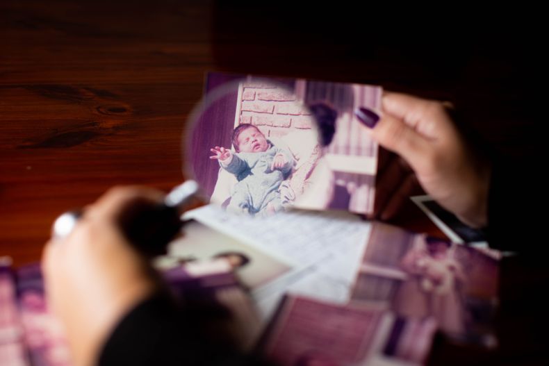 Las manos de Leticia Grimau sostienen una fotografía de cuando era bebé.&nbsp;