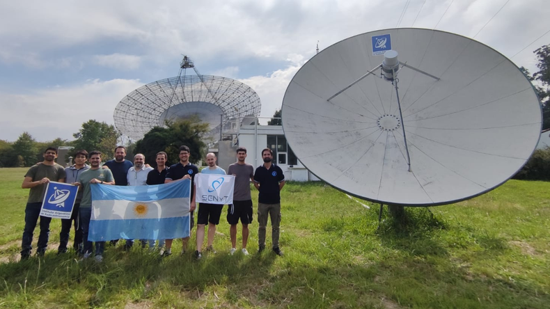 Equipo del Instituto Argentino de Radioastronomía (IAR) junto al equipo de Sistemas electrónicos para navegación y telecomunicaciones (SENyT) de la Universidad Nacional de La Plata. 