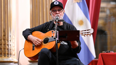 El músico estuvo acompañado por víctimas del atentado a la AMIA y de integrantes de organismos de DDHH. El músico estuvo acompañado por víctimas del atentado a la AMIA y de integrantes de organismos de DDHH.