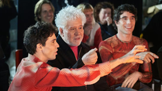 La serie documental muestra las conversaciones entre Almodóvar y los Javis con elementos visuales y musicales. La serie documental muestra las conversaciones entre Almodóvar y los Javis con elementos visuales y musicales.