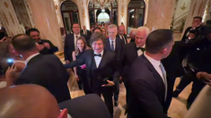 El Presidente ingresó exultante a la cena de gala.