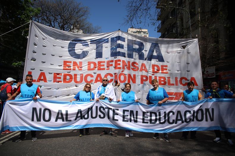 Los gremios paran en defensa de la universidad pública de calidad con salarios dignos.