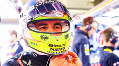 Es sudamericano y por eso su cabeza no está tan enfocada, dijo Helmut. Es sudamericano y por eso su cabeza no está tan enfocada, dijo Helmut.